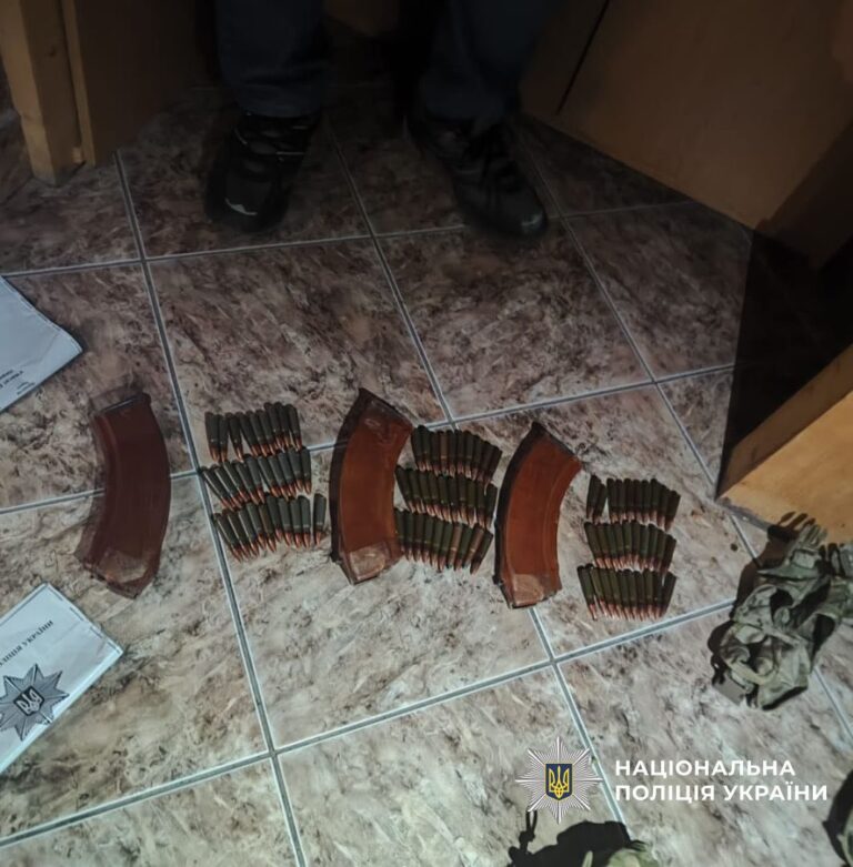 Їхали на сімейний конфлікт – вилучили вибухівку: на Прикарпатті в чоловіка знайшли дві гранати