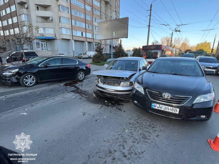 У Франківську через неуважність одного водія зіткнулися три автівки (ФОТОФАКТ)