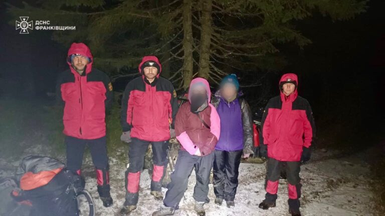 Рятувальники в горах допомогли трьом людям