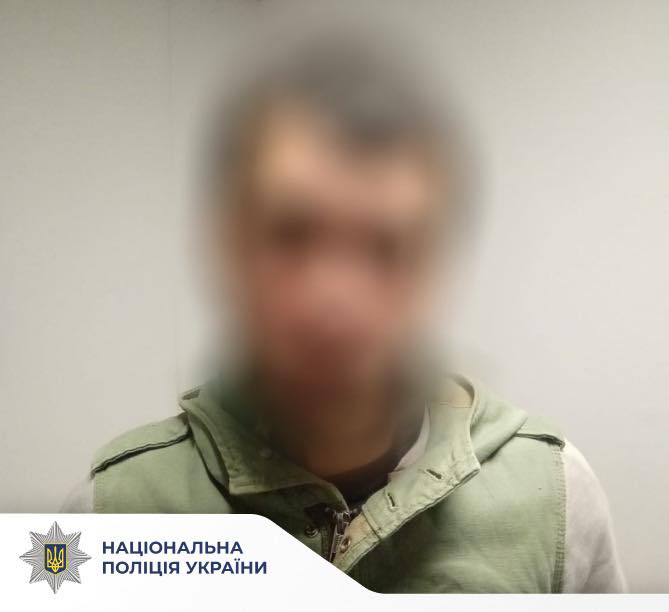 У центрі Франківська затримали п’яного чоловіка, який лаявся та чіплявся до інших (ФОТО)