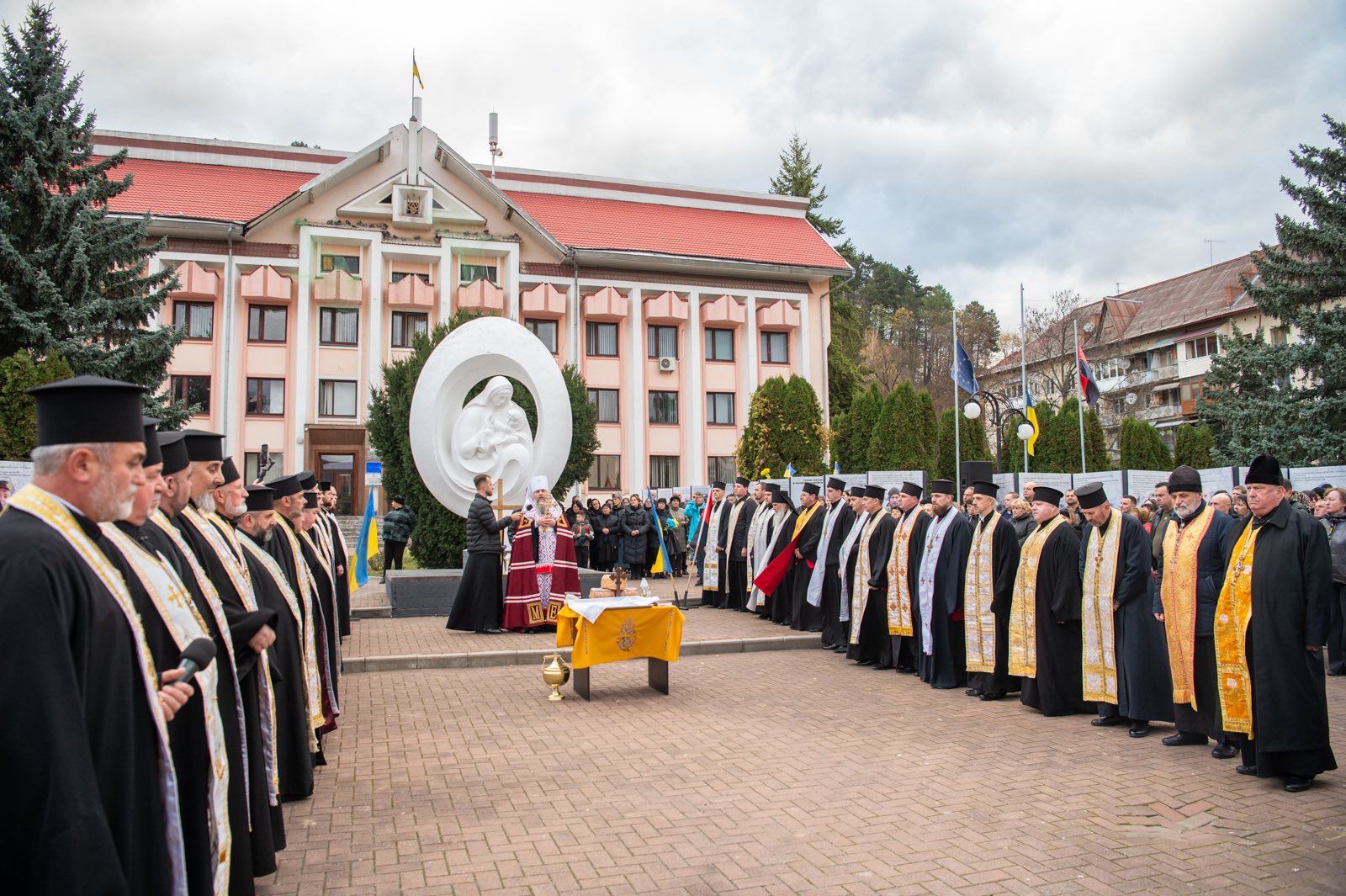 Митрополит Епіфаній у Косові провів панахиду за полеглими захисниками України (ФОТО)