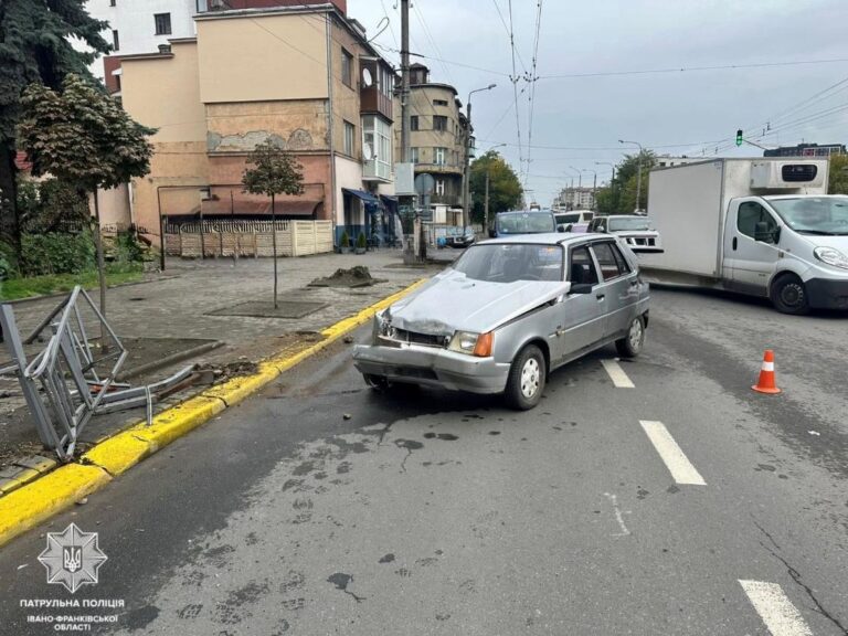 У Франківську нетверезий водій в’їхав у дорожнє огородження (ФОТО)