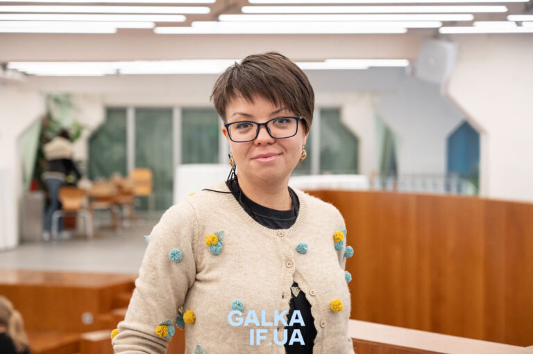 “Ми занадто зациклені на тому, аби не бути “як у ру$ні”, треба просто бути собою”: фольклористка Дар’я Анцибор про українську ідентичність