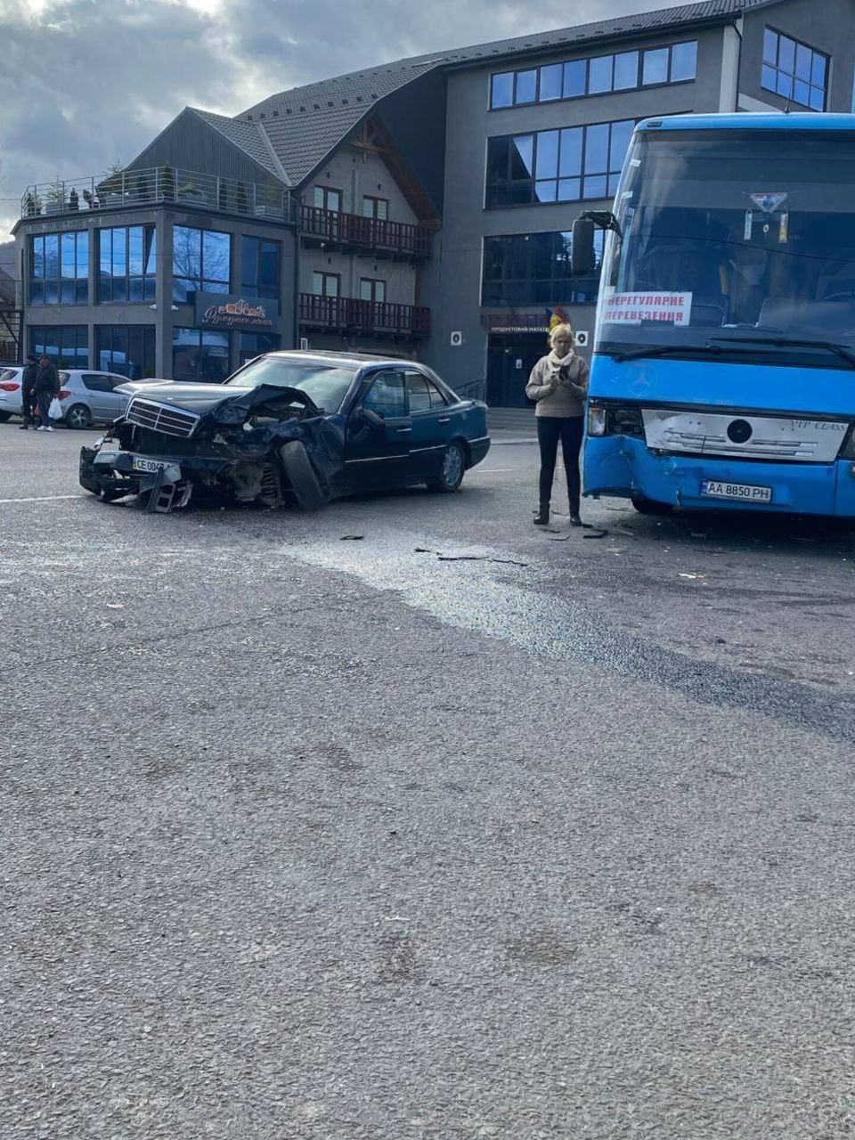 У Делятині легковик зіткнувся з автобусом, у якому були 45 пасажирів (ФОТОФАКТ)