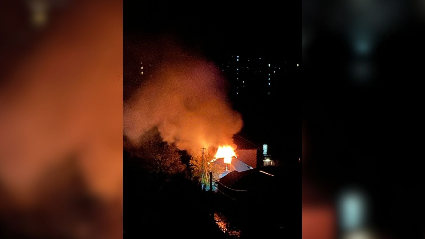 У Крихівцях вночі горіла покрівля житлового будинку