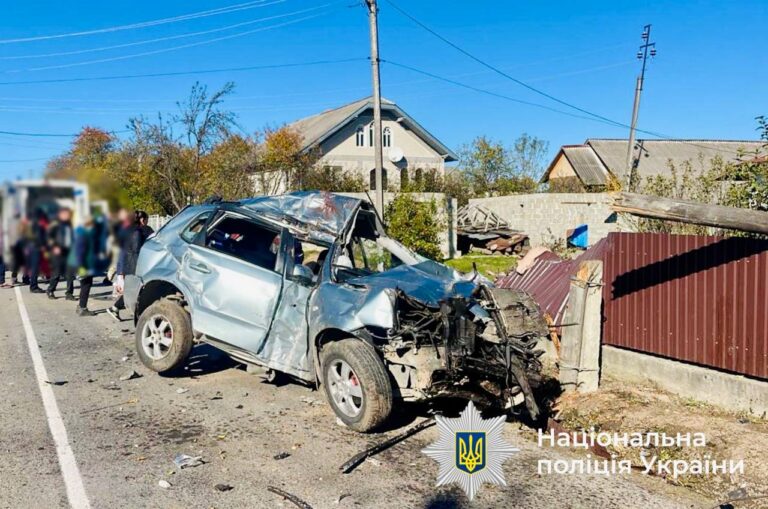 На Надвірнянщині Hyundai врізався у паркан: загинули двоє людей (ФОТО)