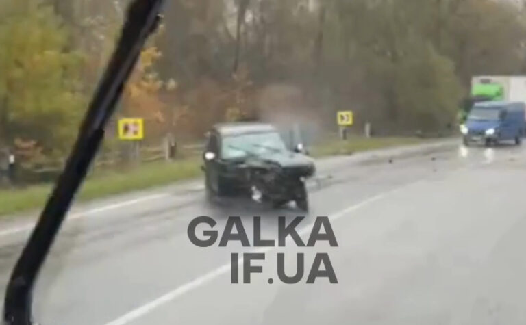 Біля Крилоса зіткнулися Toyota та вантажівка (ФОТОФАКТ)