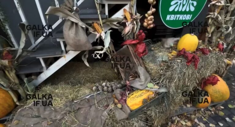 У центрі Франківська невідомі потрощили декор квіткової крамниці (ВІДЕО)