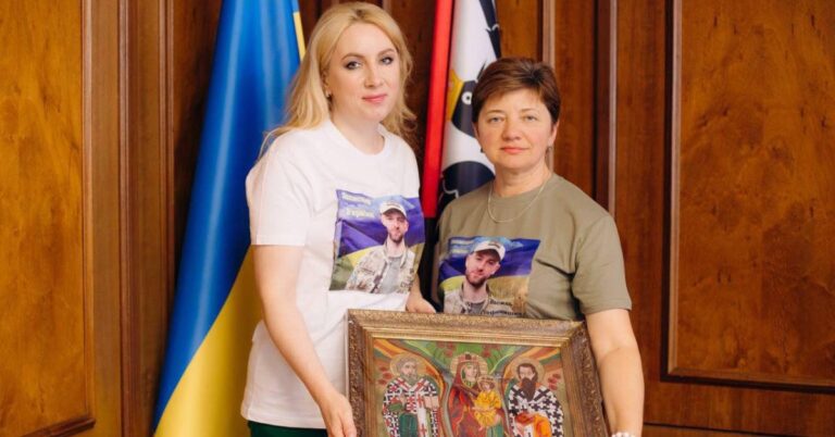 Мати загиблого воїна Лариса Стефанишин стала радницею голови Івано-Франківської ОДА