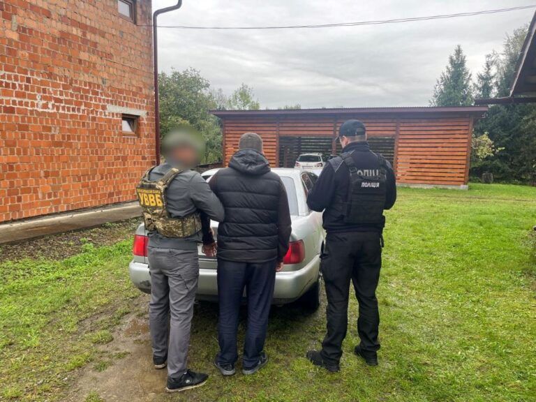 8500 євро за “послугу”: затримали прикарпатця, який мав переправити чоловіка до Румунії (ФОТО)