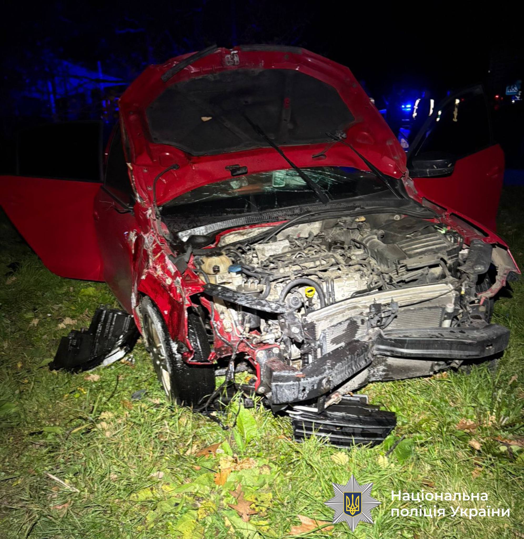 У Франківську пʼяний водій врізався в огорожу і втік: постраждала пасажирка (ФОТО)