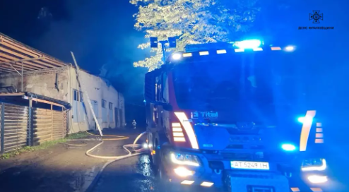 У Болехові горіла покрівля та пиломатеріали
