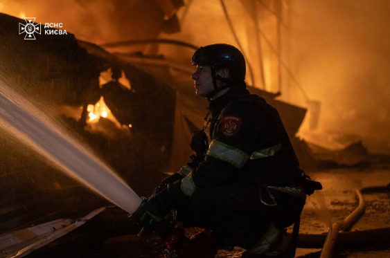 росіяни вдарили по Києву балістикою: 9 постраждалих