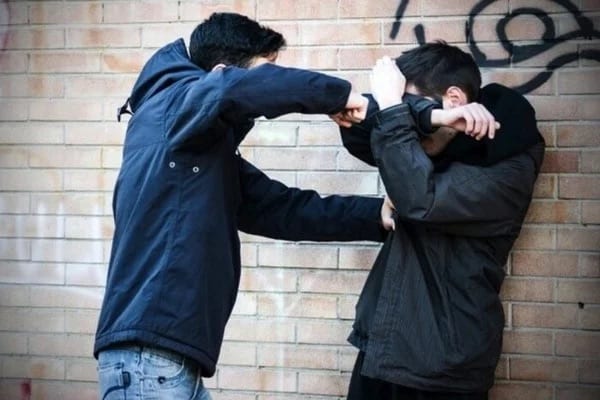 Вдарив у голову та обличчя: у Франківську чоловік побив двох підлітків біля супермаркету