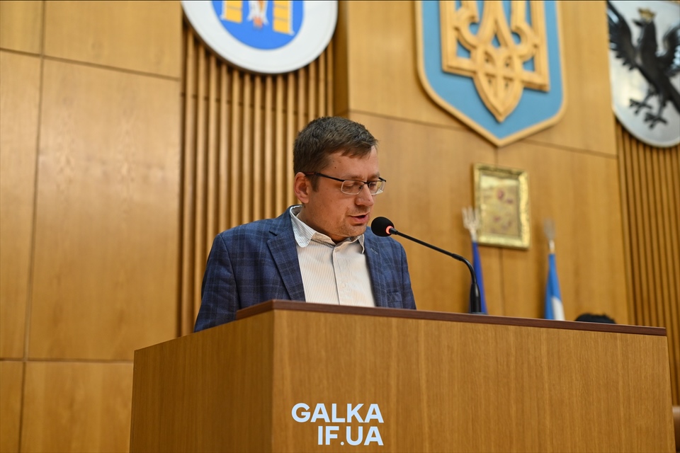 Хоч грамоти з квіточкою дали: франківська міськрада не підтримала додаткове преміювання педагогів