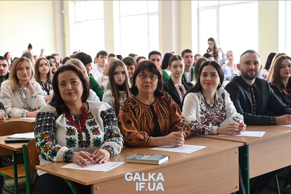 В університеті та книгарні: як у Франківську писали Радіодиктант (ФОТОРЕПОРТАЖ)