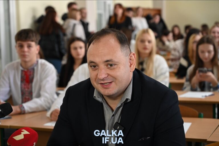 Марцінків не знає, хто прибирає зупинки, а хто ремонтує знаки у Франківську