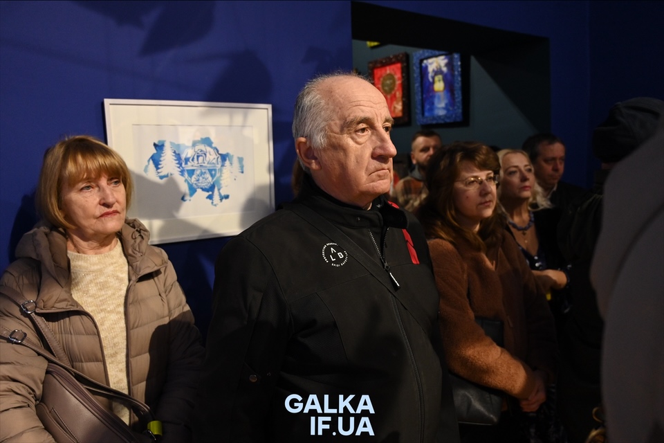 “Під час війни важливо бачити світло”: у Франківську відкрили виставку Нікіти Тітова “Віра. Надія. Любов” (ФОТО)