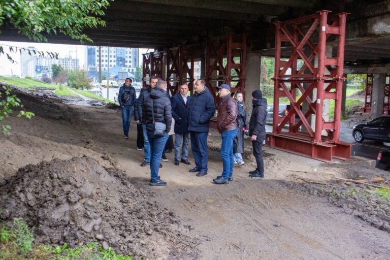 Під “найслабшими місцями” моста у Пасічну встановлюють шість опор — мер (ФОТО)