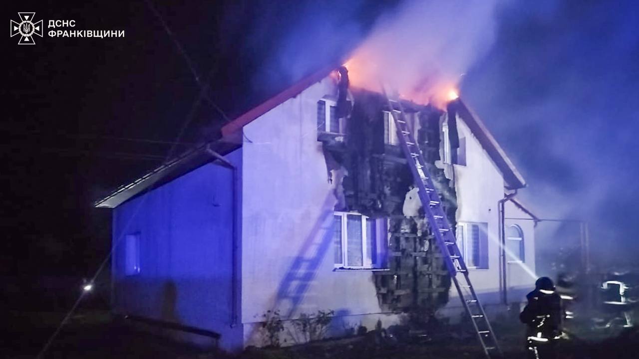 На Прикарпатті за ніч згоріли дахи двох приватних будинків (ФОТО)