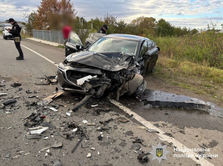 У Тисмениці на об’їзній зіткнулися два автомобілі: обидва водії в лікарні (ФОТО З МІСЦЯ)