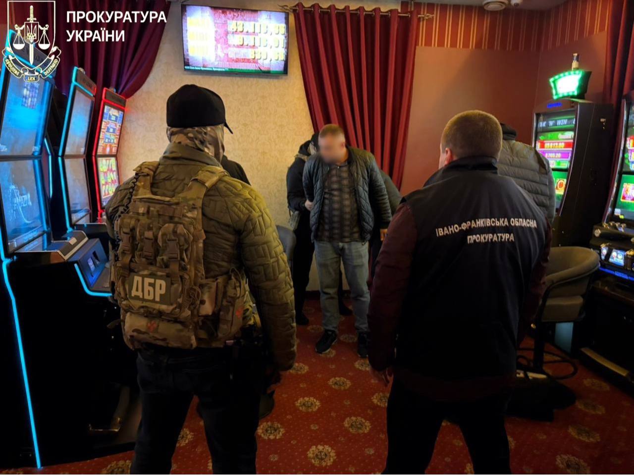 Посадовці міграційної служби на Франківщині вимагали з іноземців гроші за продовження дозволу на проживання — ДБР (ФОТО, ВІДЕО)