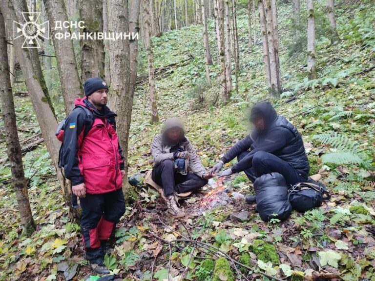 Через туман і мряку втратив орієнтир: трьох туристів розшукали у горах рятувальники Прикарпаття