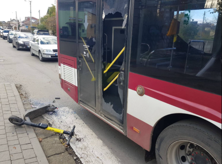 Подув сильний вітер: у Франківську самокат розбив двері автобуса (ФОТОФАКТ)