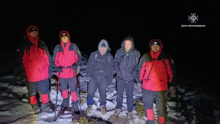 На Верховинщині двоє туристів застрягли в горах через негоду: знадобилась допомога рятувальників