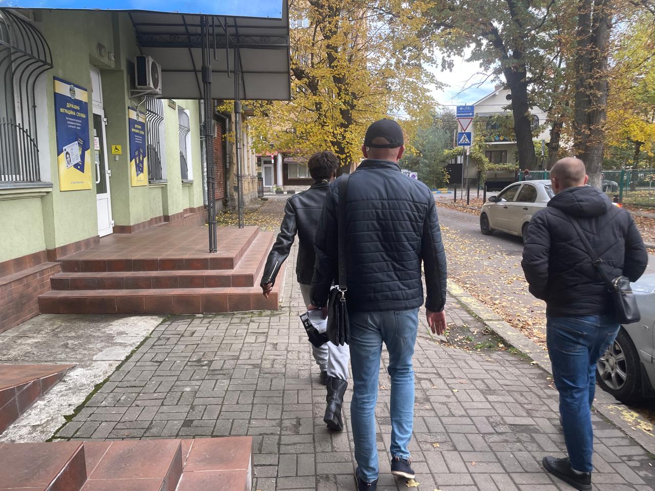 Купили квитки, але не виїхав: у Франківську міграційники вдруге затримали нігерійця