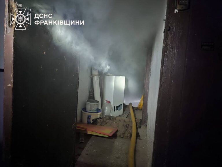 У Франківську горів підвал багатоповерхівки: евакуювали шістьох людей (ФОТО)