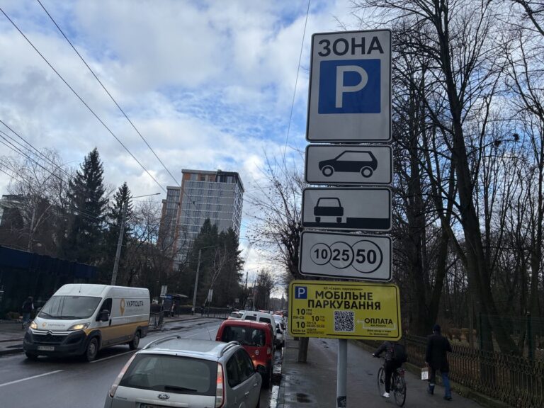 У Франківську можуть зʼявитися ще три платні парковки: де саме