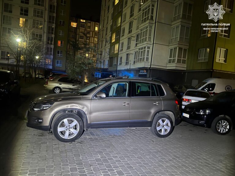 У Франківську пʼяний водій без посвідчення врізався у припарковану автівку (ФОТОФАКТ)