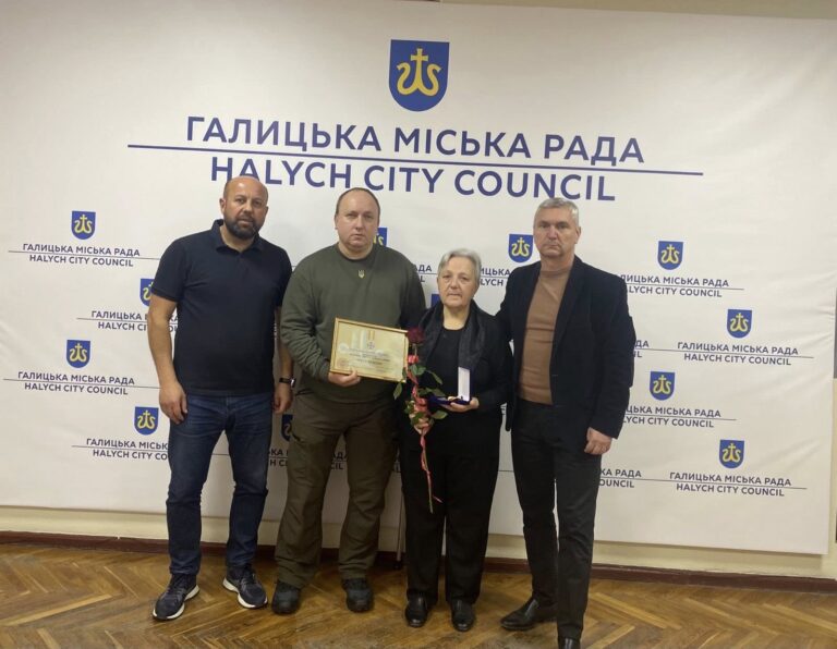 На Франківщині матері полеглого Володимира Чабака вручили “Хрест пошани”