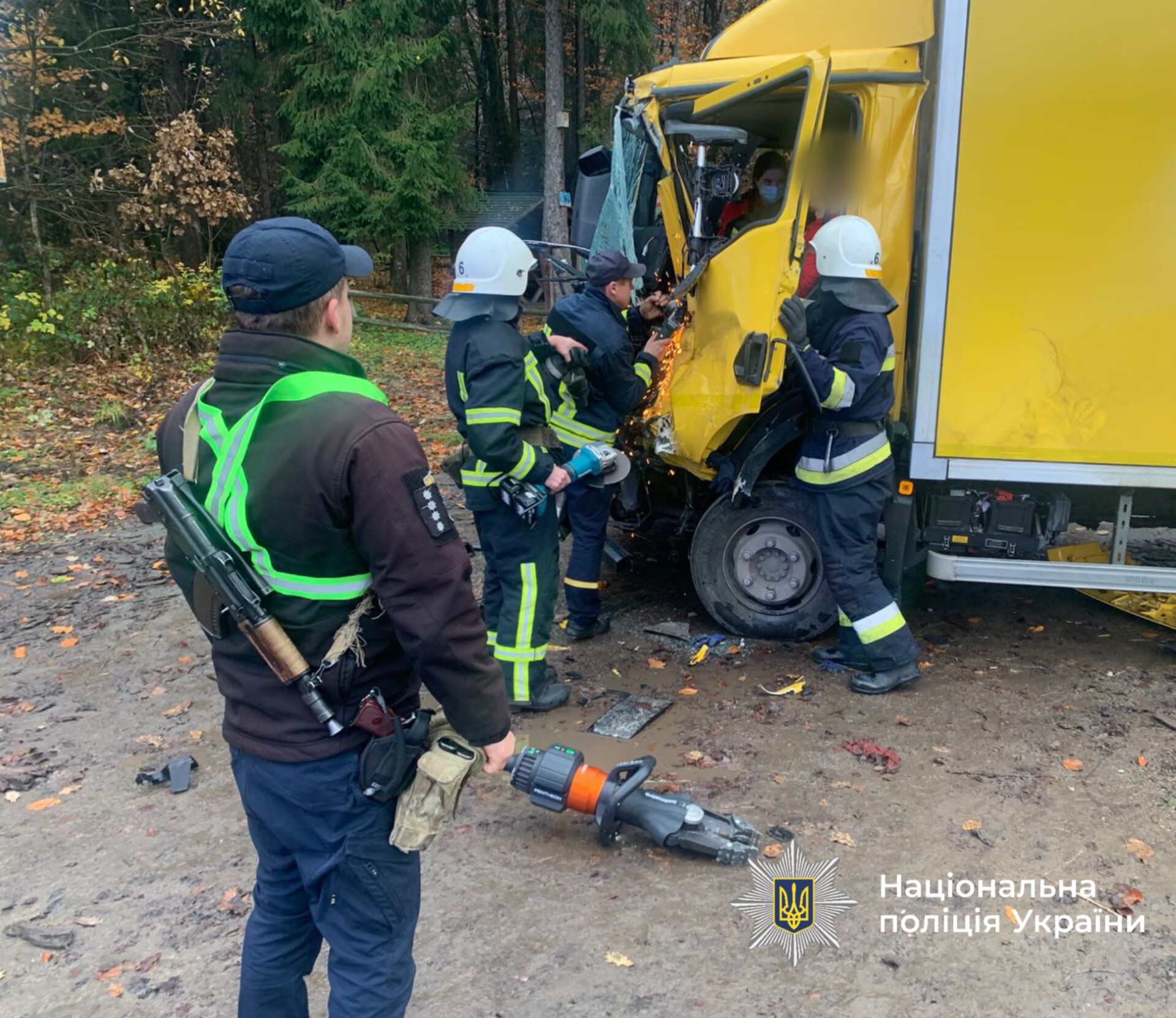 На Верховинщині зіткнулися дві вантажівки: є постраждалий (ФОТО)