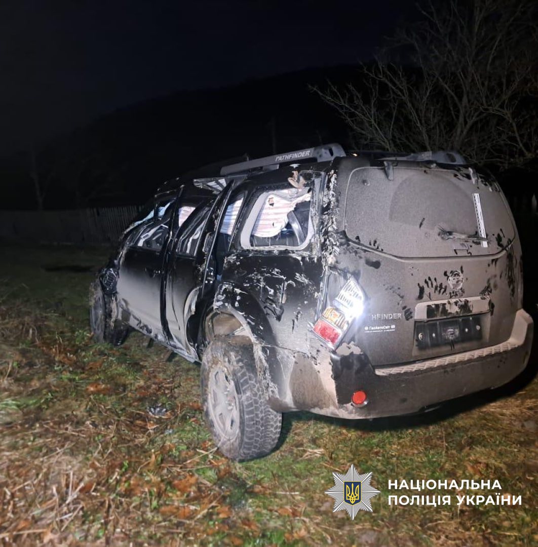 На Прикарпатті Nissan врізався в зупинку та перекинувся: двоє постраждалих (ФОТО)