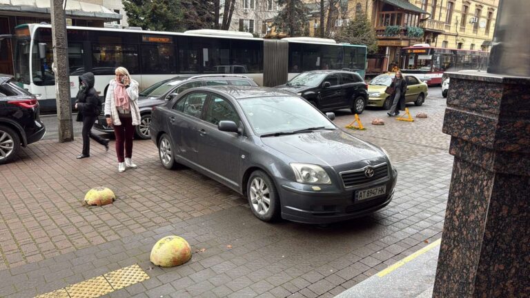 Франківські інспектори з паркування щодня складають близько 250 постанов – Смушак (ФОТО)