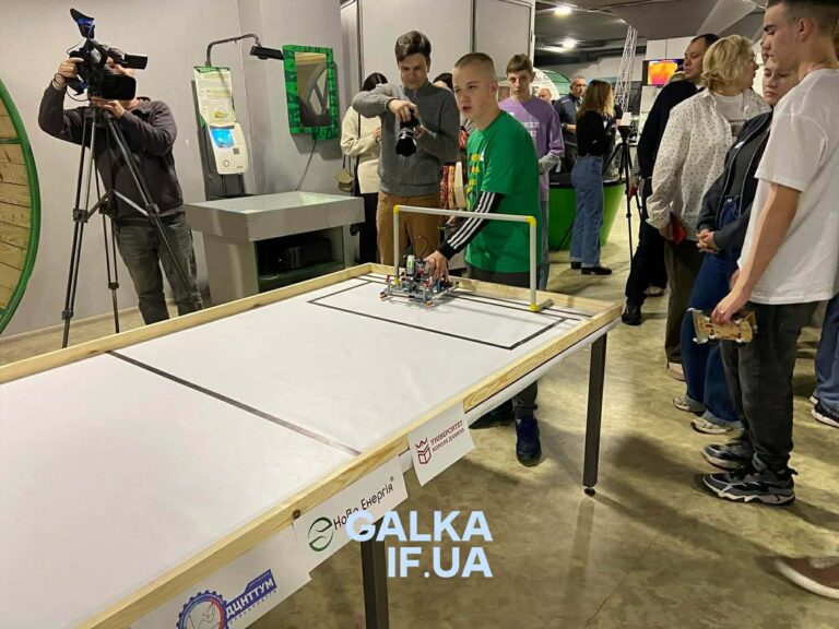 Міньйони проти LEGO: 38 команд прикарпатських школярів зіткнули роботів у футбольному матчі (ФОТО)