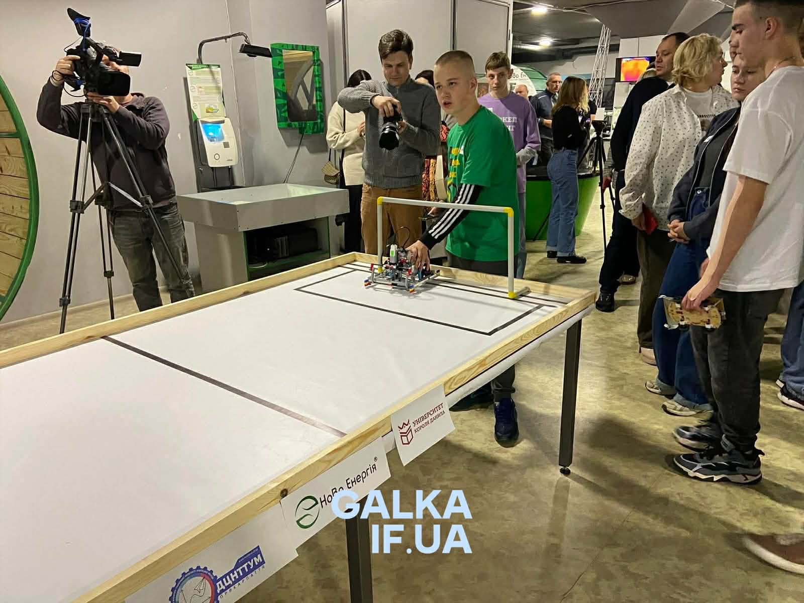 Міньйони проти LEGO: 38 команд прикарпатських школярів зіткнули роботів у футбольному матчі (ФОТО)