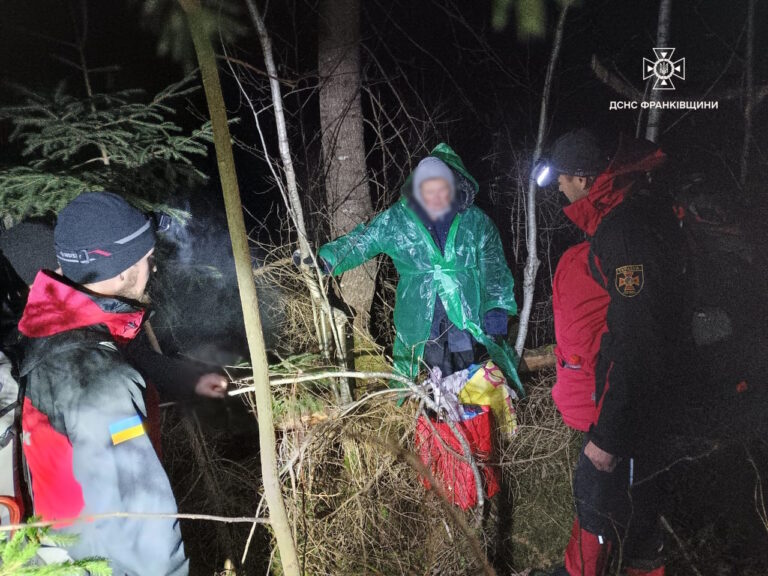 Поблизу Ворохти шість годин шукали жінку, яка заблукала в лісі під час збирання ягід (ФОТО)