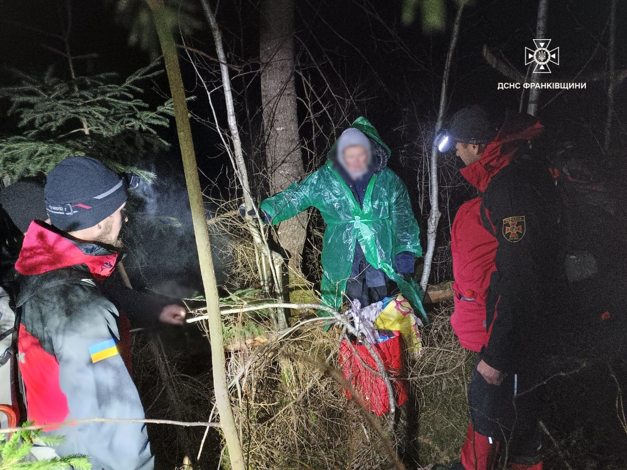 Поблизу Ворохти шість годин шукали жінку, яка заблукала в лісі під час збирання ягід (ФОТО)