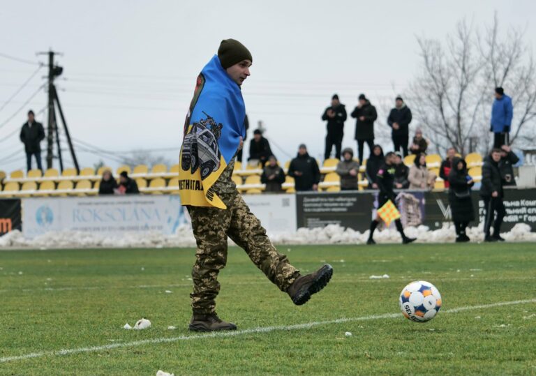 Прикарпатський військовий Михайло Човганюк здійснив перший удар у матчі НК “Пробій” – “Лівий Берег” (ФОТО)