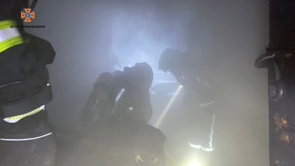 На Хотинській горіла квартира, у лікарню потрапила 4-річна дитина (ФОТО, ВІДЕО)