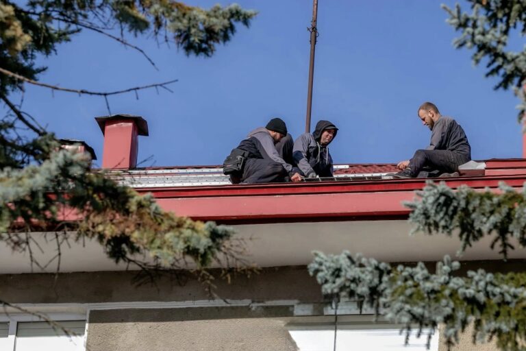 На даху Надвірнянської лікарні встановлюють сонячну електростанцію потужністю 50 кВт (ФОТО)
