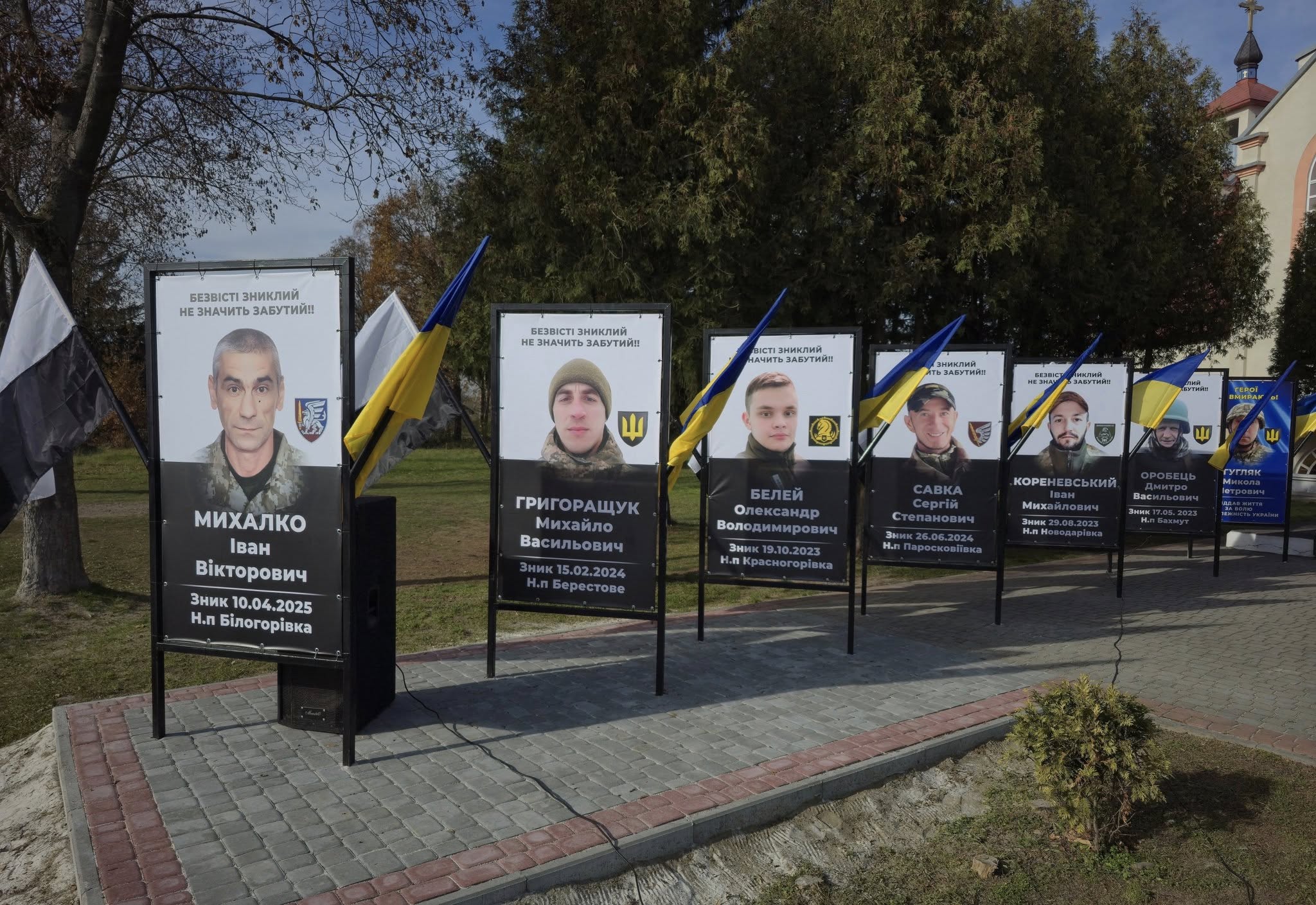На Снятинщині відкрили Алею Надії з портретами безвісти зниклих військових (ФОТО)