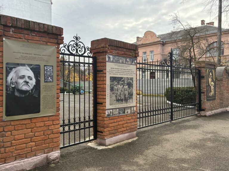 Зруйнував вантажний бус: у Франківську за понад 100 тис грн відновили браму біля музею Бандери