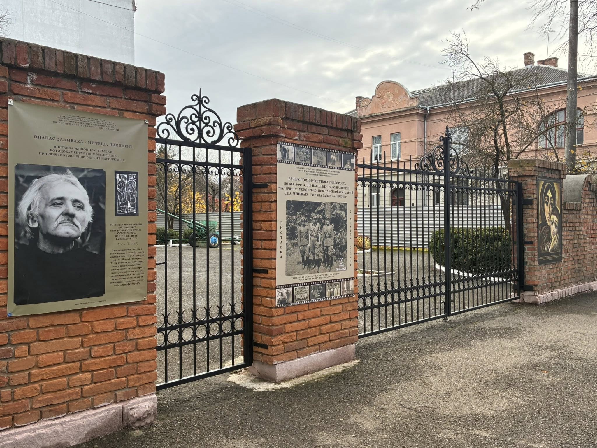 Зруйнував вантажний бус: у Франківську за понад 100 тис грн відновили браму біля музею Бандери