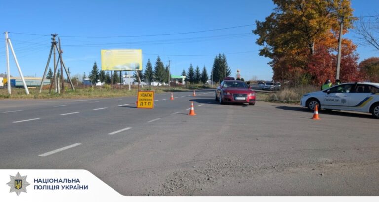 На Коломийщині Audi збила жінку, яка переходила дорогу: її госпіталізували (ФОТО)