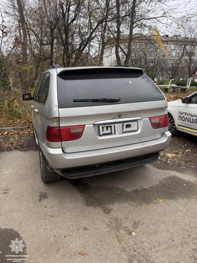 На Мазепи водій BMW зіткнувся з Tesla та втік з місця ДТП