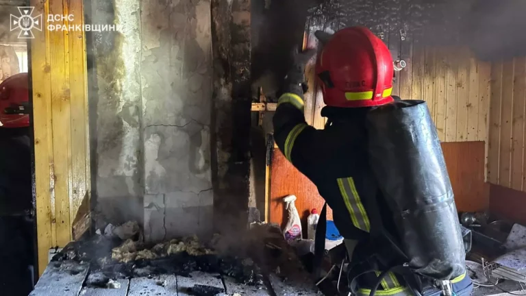 На Франківщині вогнеборці врятували собаку з палаючого будинку (ФОТО)